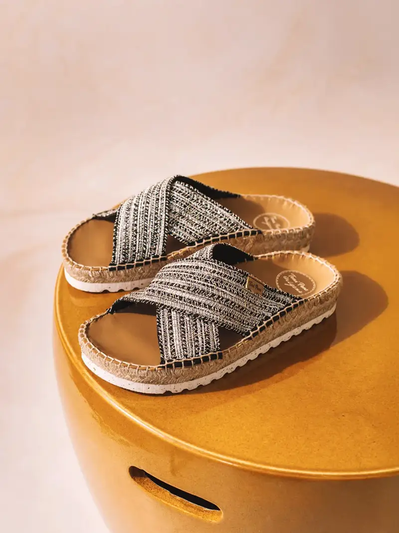 Sandalo senza tacco con cinturini incrociati con finitura brillante NERO