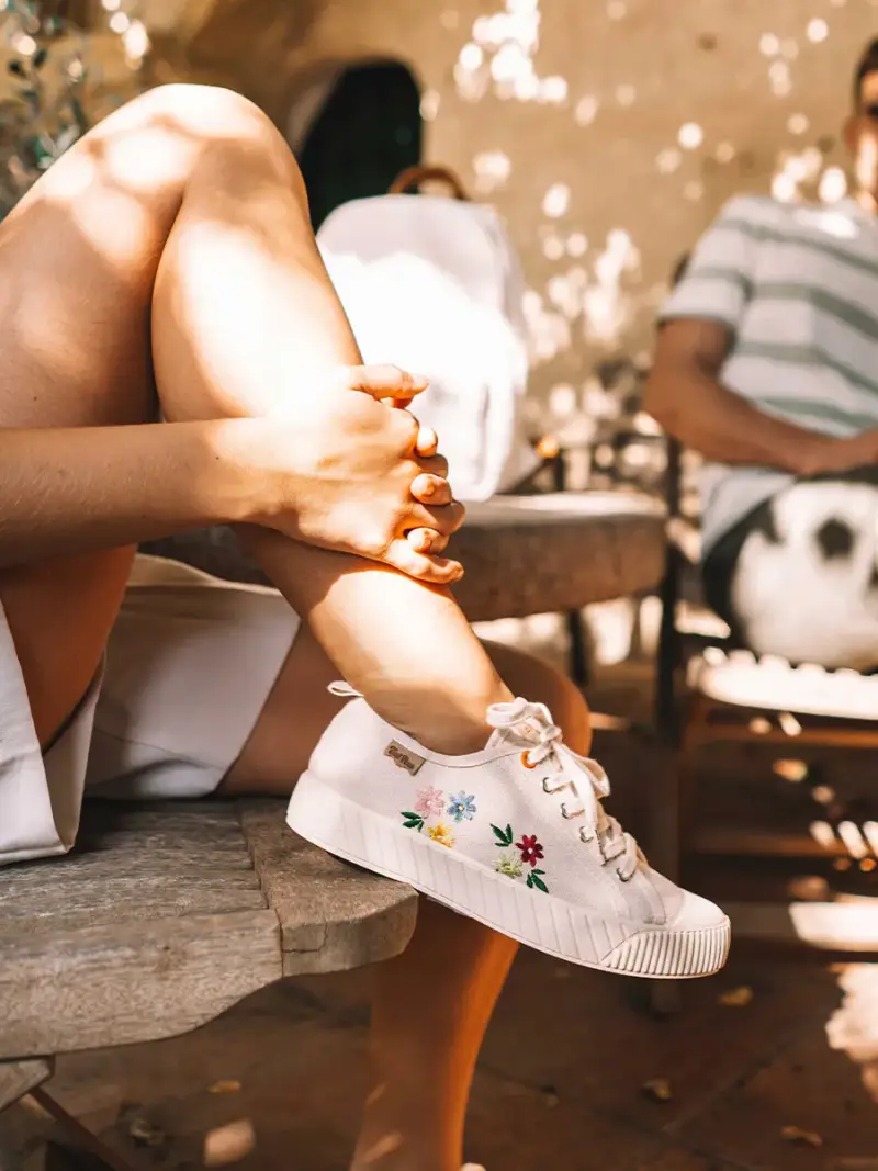 Scarpe sportive basse da donna in cotone riciclato con ricami CRUDO
