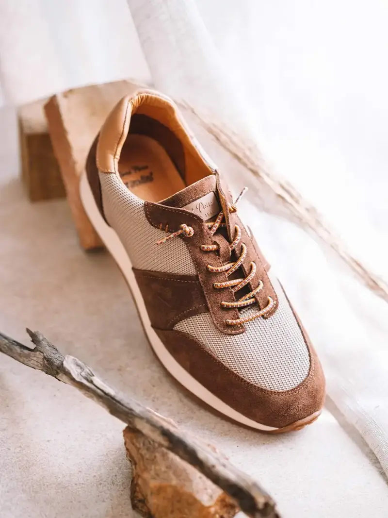 Scarpe sportive con lacci elastici da uomo in camoscio MARRONE