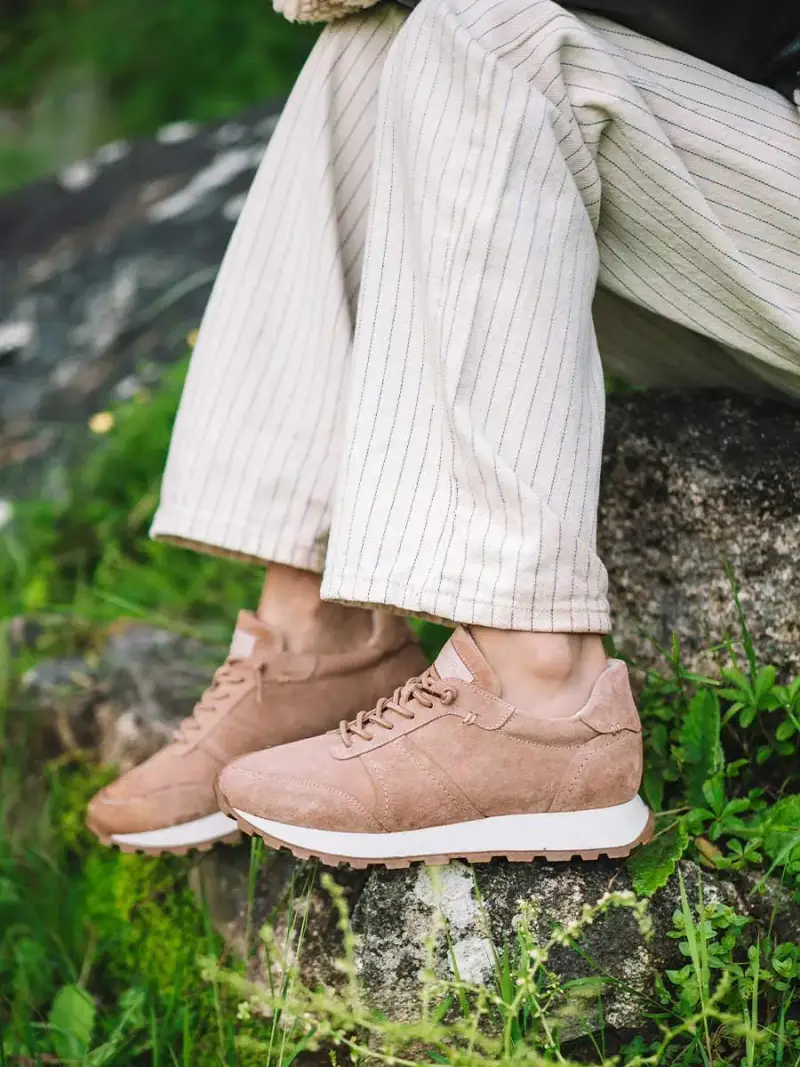 Scarpe sportive da donna in camoscio con lacci PANNA