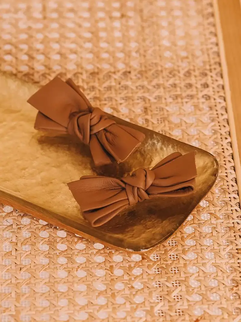 Spilla in pelle a forma di fiocco - LACET-P CUOIO