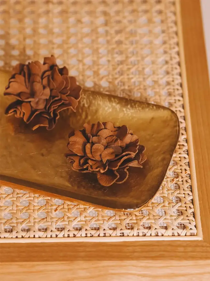 Spilla in pelle a forma di fiore - FLOR-P CUOIO