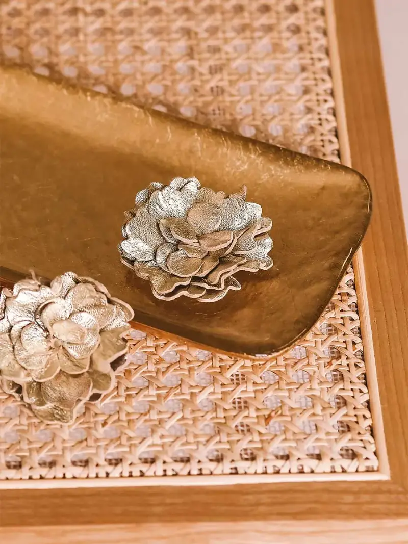 Spilla in pelle a forma di fiore - FLOR-P PLATINO