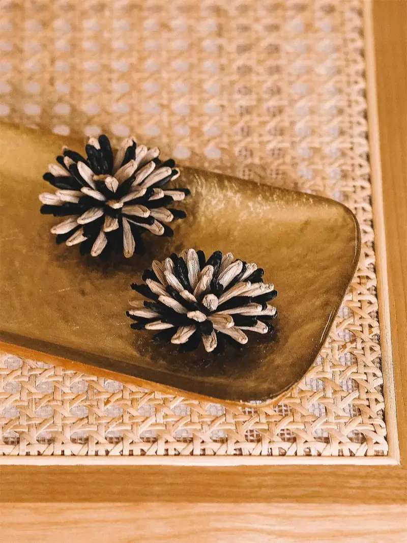 Spilla in rafia a forma di fiore - FLOR-R NERO