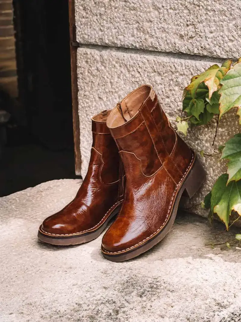 Stivaletti da donna in vernice con cerniera laterale CUOIO