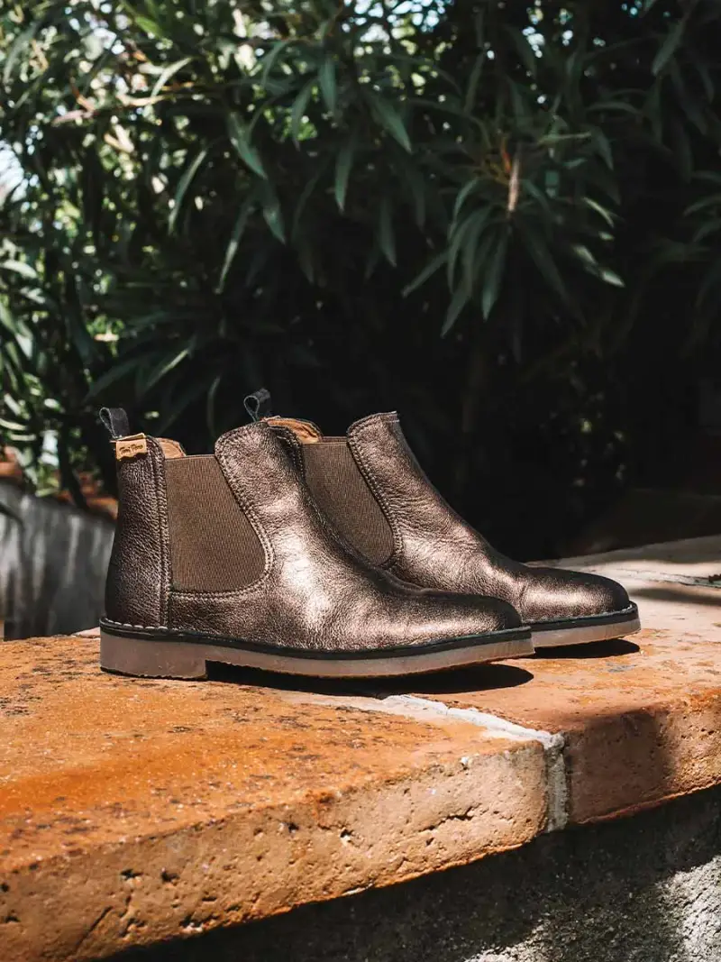 Stivaletto da donna in pelle metallizzata con inserti elastici BRONZO