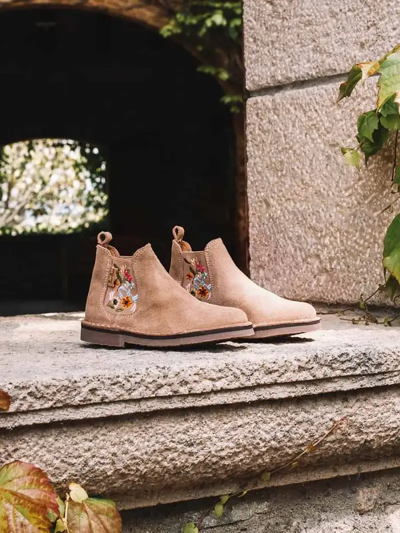 Stivaletto infantile in camoscio con ricami floreali BEIGE
