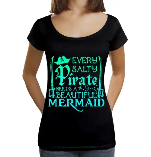 T-shirt da donna scollo amplio Loose Fit ogni pirata ha bisogno di una moglie sirena carina