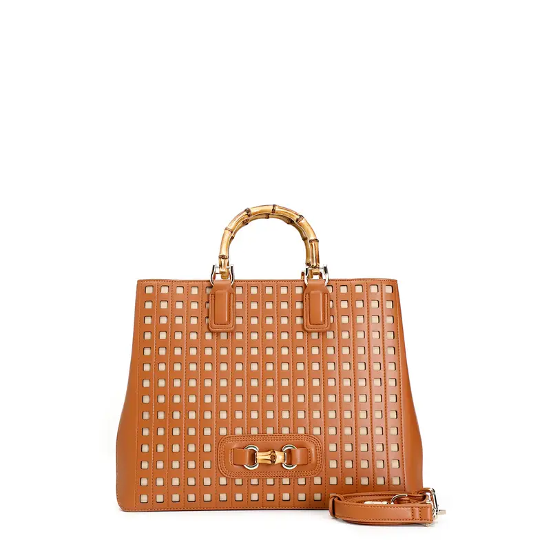 tote con traforatura e manico bamboo cuoio