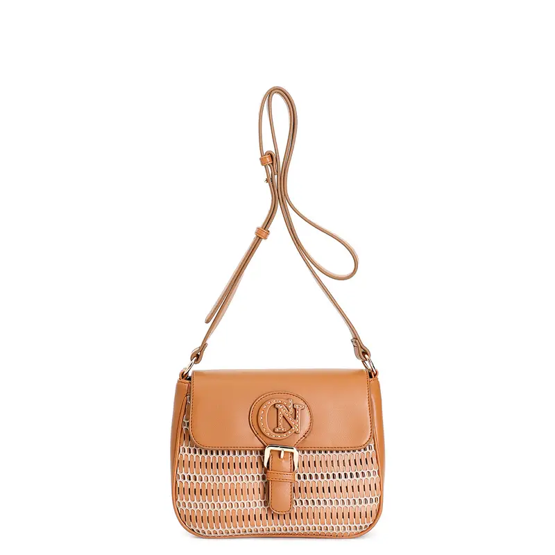 tracolla con pattina con dettaglio in rete con infilatura. cuoio