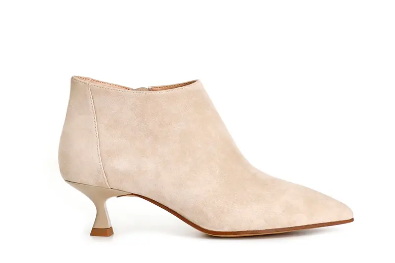 tronchetti affusolati in pelle con cerniera laterale e tacchetto medio ecru