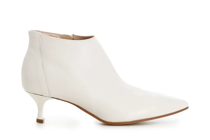 tronchetti affusolati in pelle con cerniera laterale e tacchetto medio off white