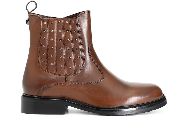 tronchetto in pelle con elastico e borchie cuoio 37