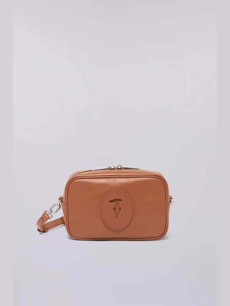 camera bag society in vera pelle color cammello con tracolla amovibile, zip bidirezionale, tasca interna e patch distintivo con levriero