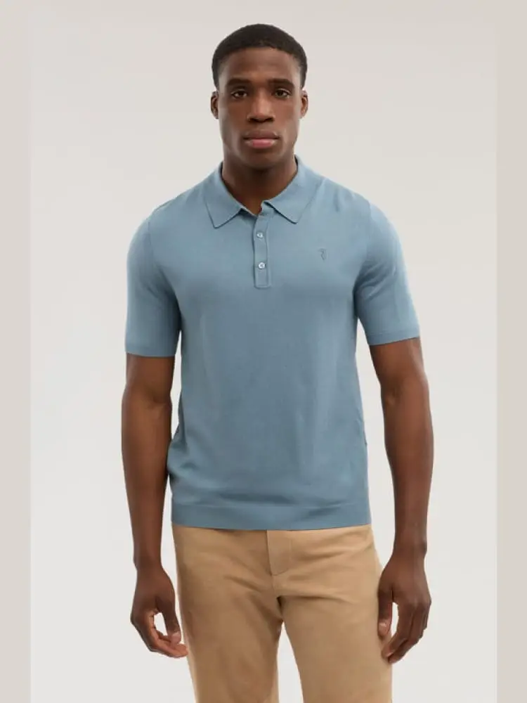 polo a maniche corte in maglia celeste con logo ricamato