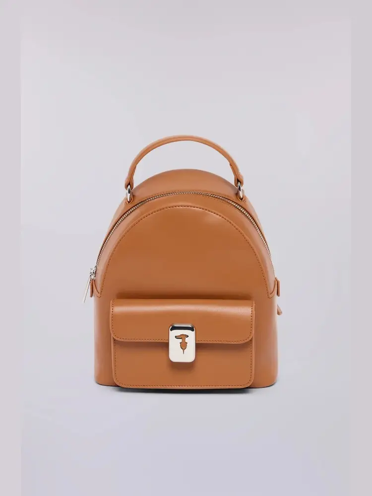 zaino cameo small in vera pelle color cammello con chiusura argentata e logo gentle society