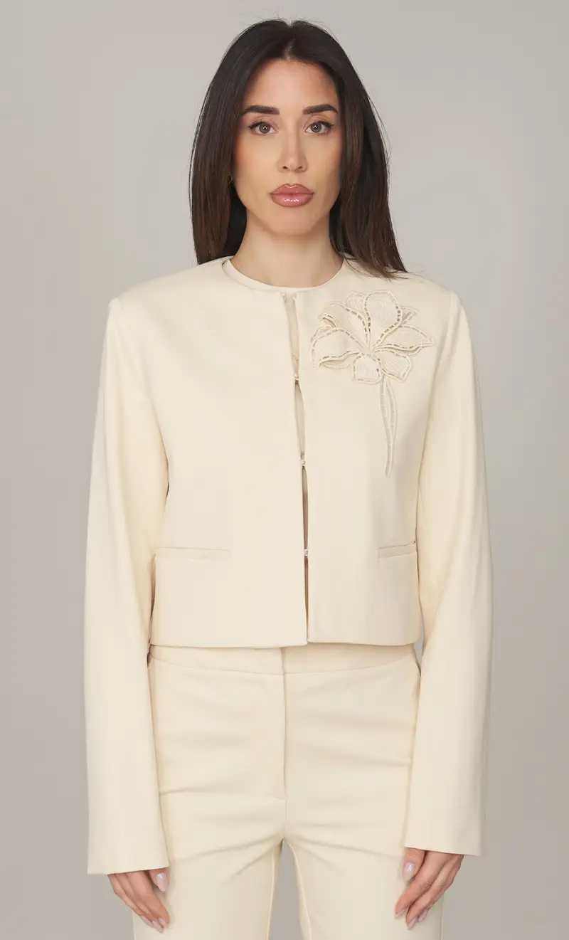 Giacca corta twinset con fiore ricamato, colore panna
