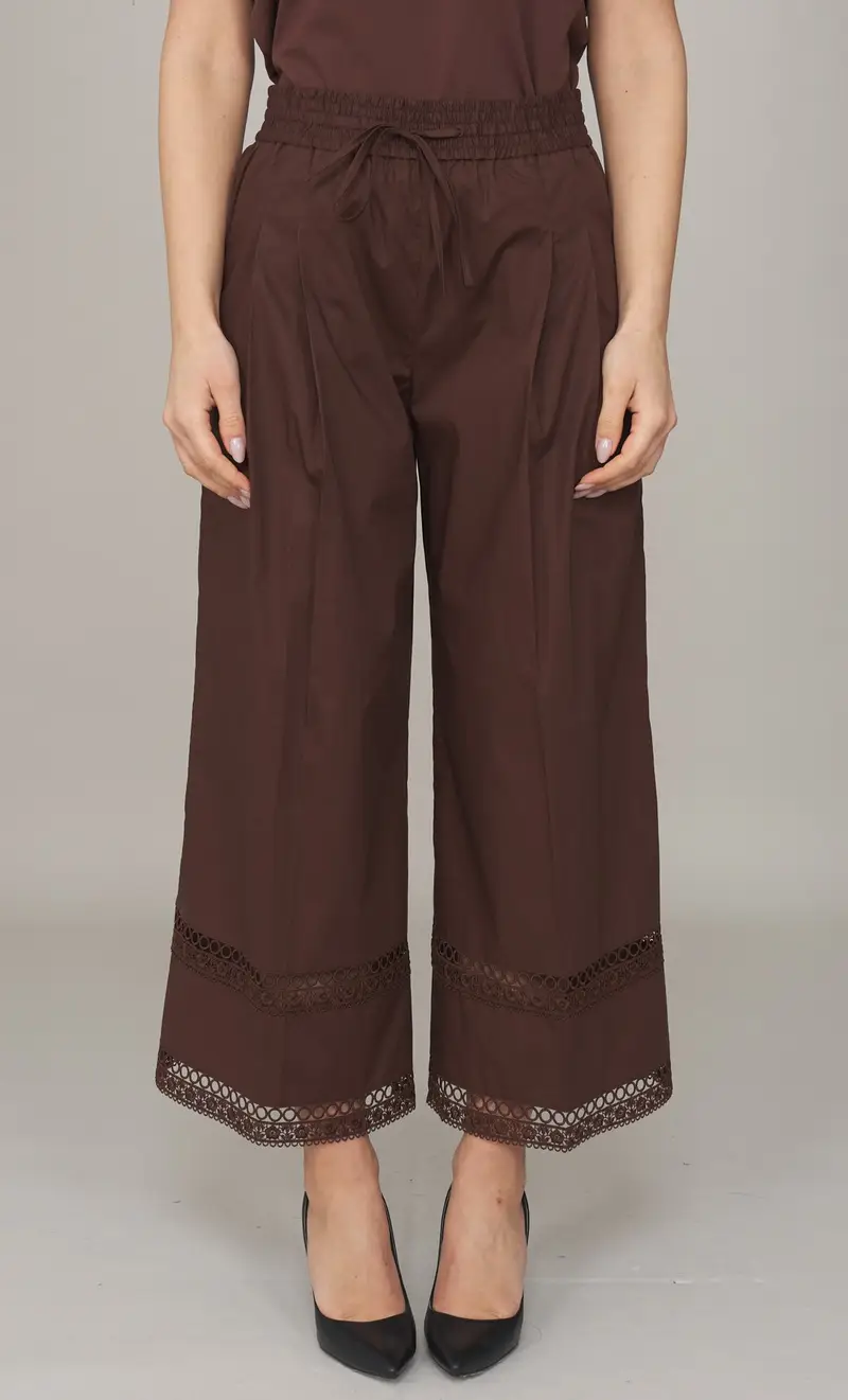 Pantalone twinset ampio con ricamo al fondo, colore moro