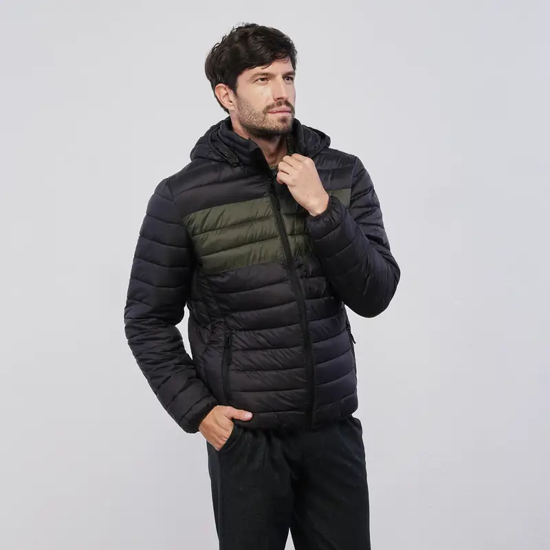 Piumino nero da uomo con inserto a contrasto