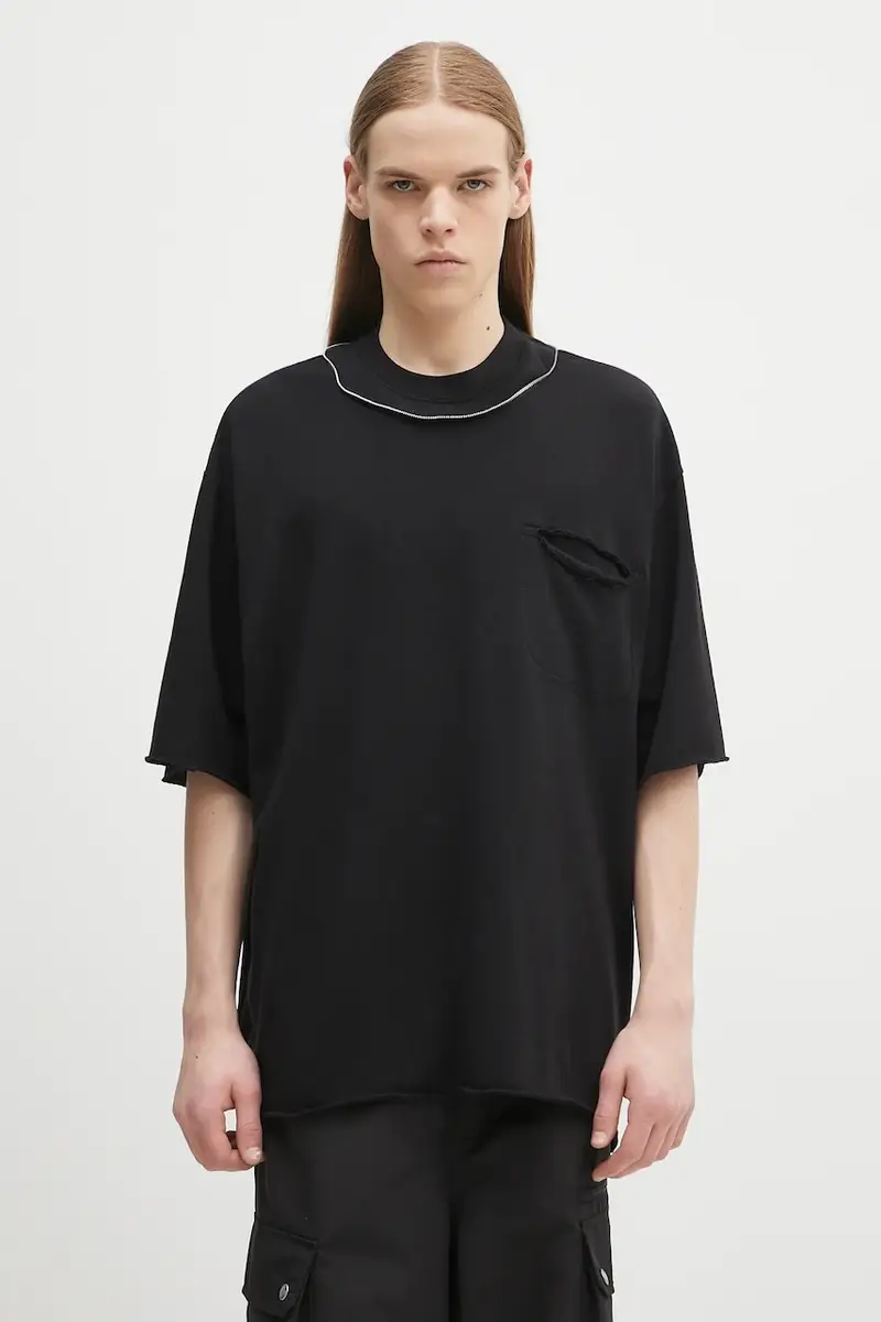 t-shirt in cotone T-Shirt colore nero con applicazione UC1E4814