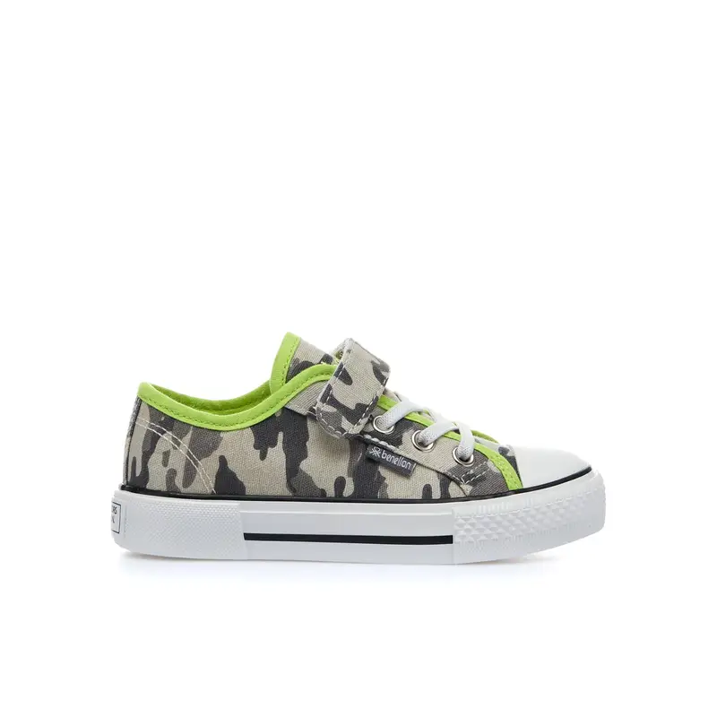 Sneakers verdi in tessuto con velcro e lacci