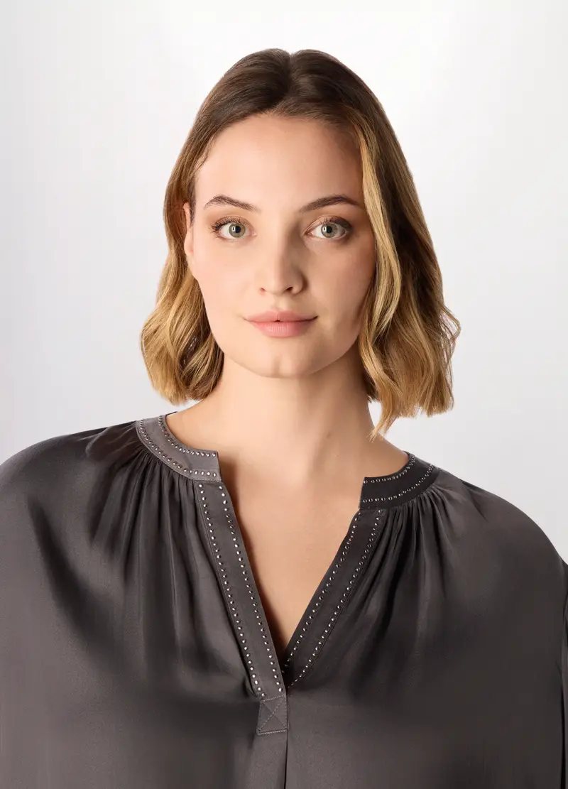 Blusa In Raso Con Scollo A V Donna Curvy, Grigio scuro miniatura 3