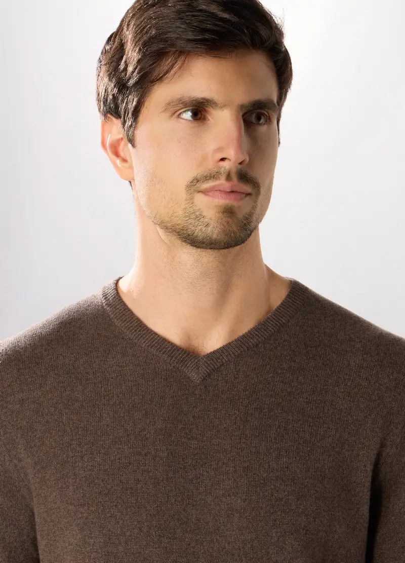 Maglione Collo A V In Cashmere Uomo, Marrone cioccolato miniatura 3