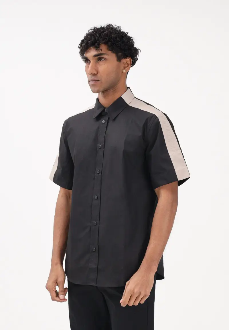 Camicia a manica corta nera da uomo con dettagli a contrasto