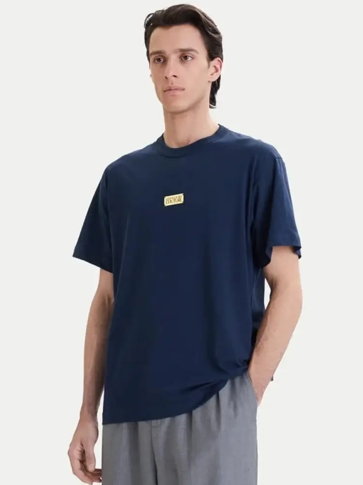 tshirt blu con mini placca dorata centrale