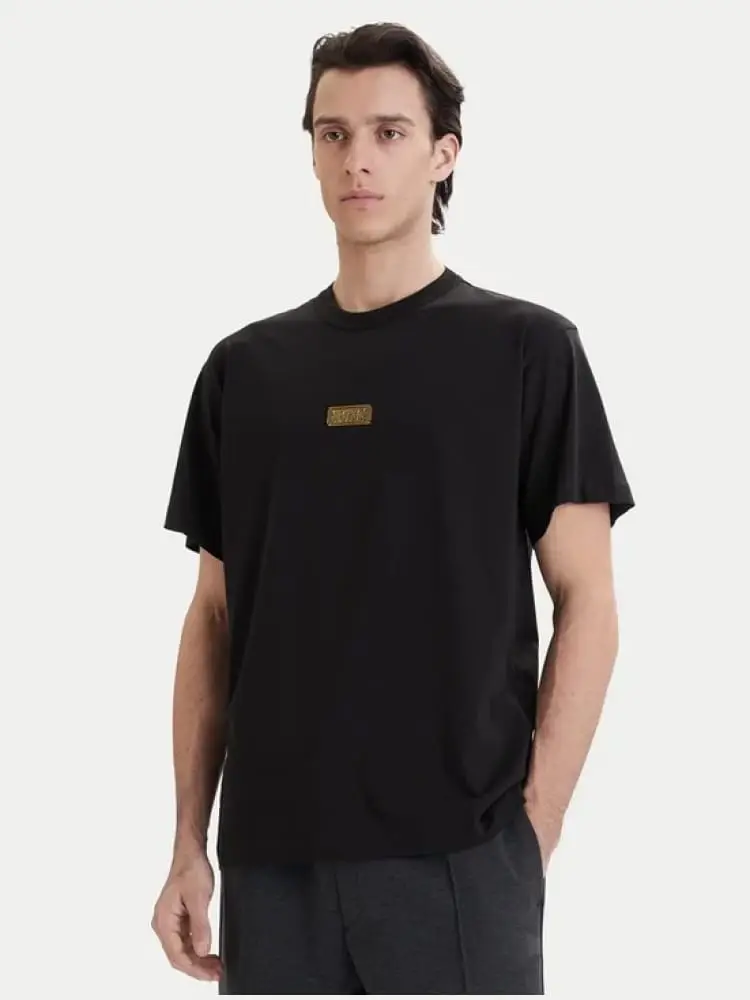 tshirt nera con mini placca dorata centrale