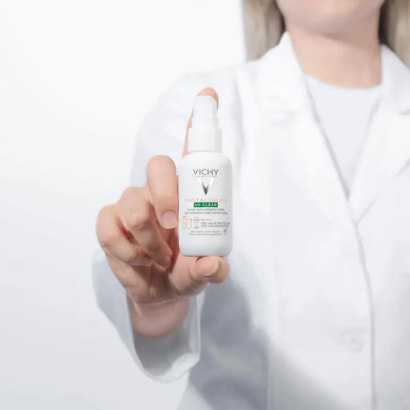 Capital Soleil Capital Soleil UV-Clear Fluido Anti-Imperfezioni SPF50+ - Crema viso pelle grassa miniatura 4