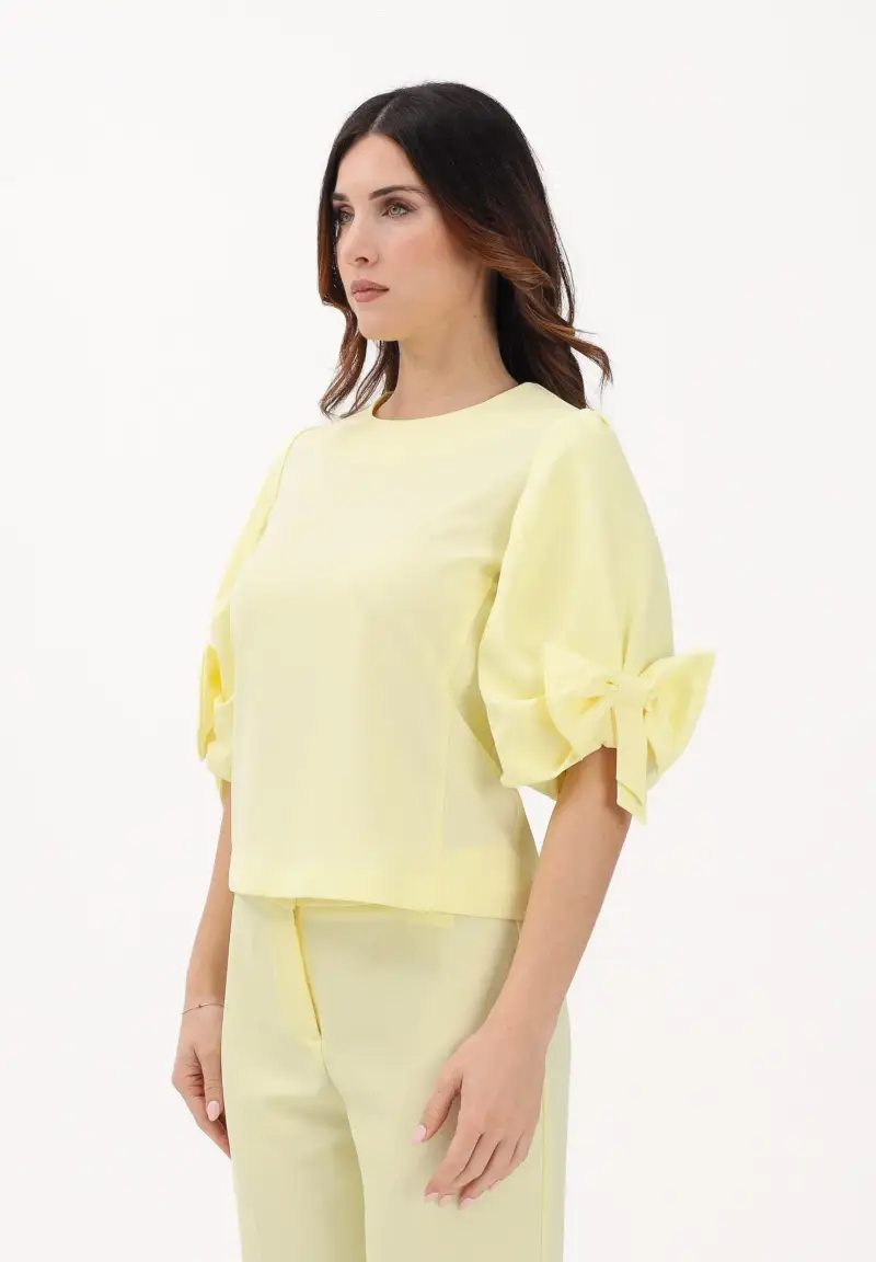 Blusa gialla da donna con fiocco applicato