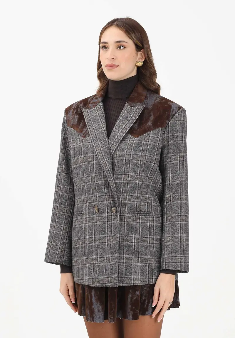 Giacca doppiopetto da donna realizzata in tessuto a quadri principe di Galles nei toni del grigio e marrone