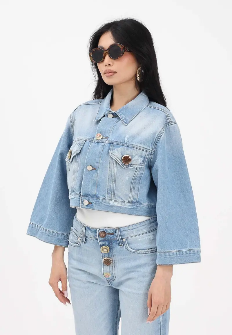Giubbotto in denim chiaro da donna con bottoni gioiello