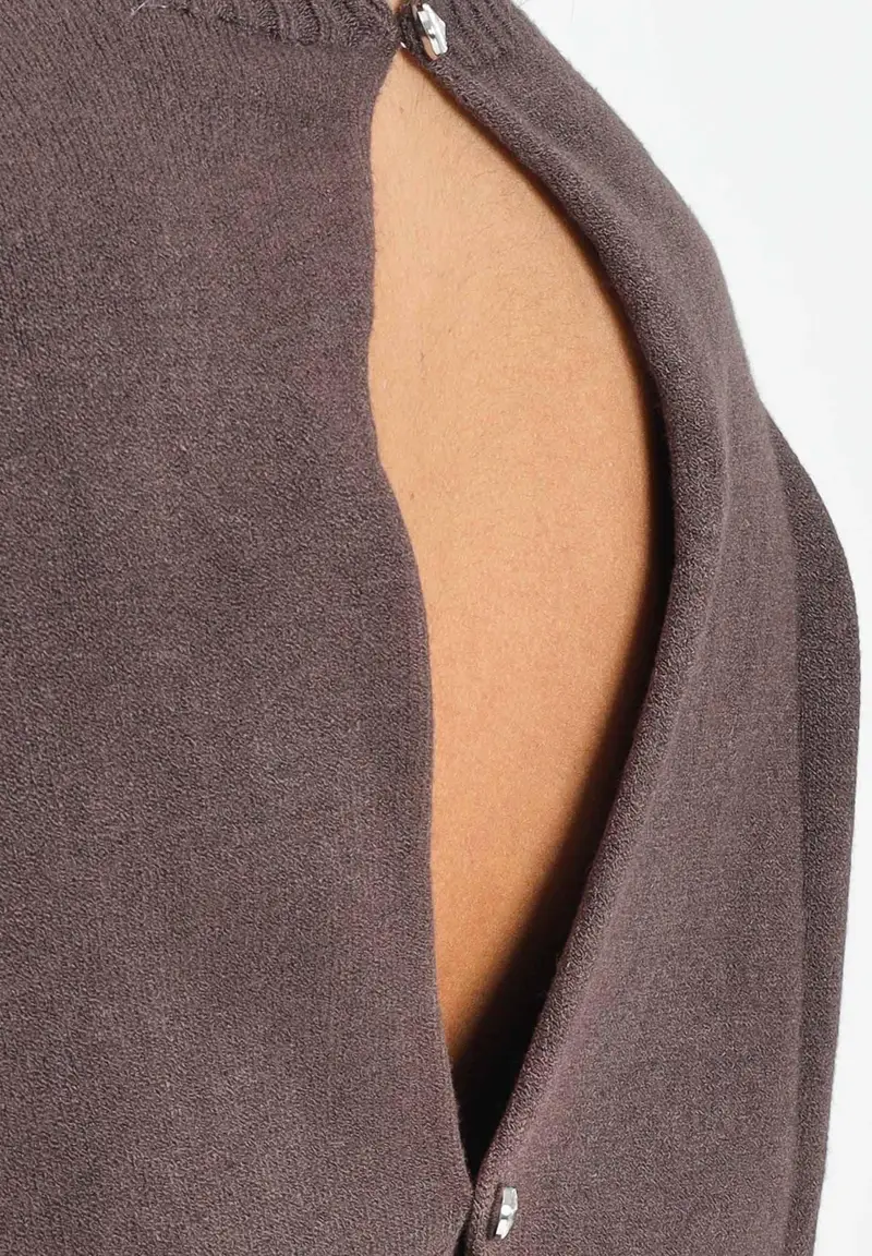 Maglioncino girocollo marrone da donna con dettagli cut-out sul retro miniatura 3