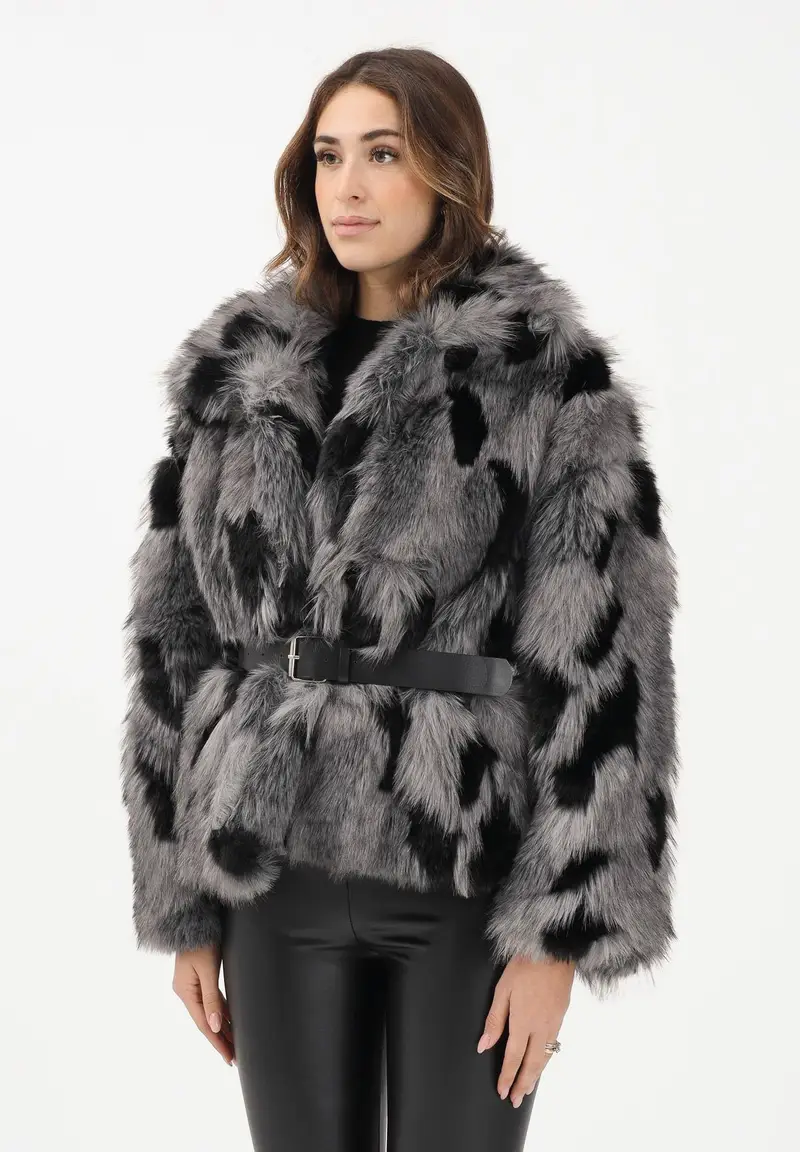 Pelliccia grigia e nera da donna con cintura