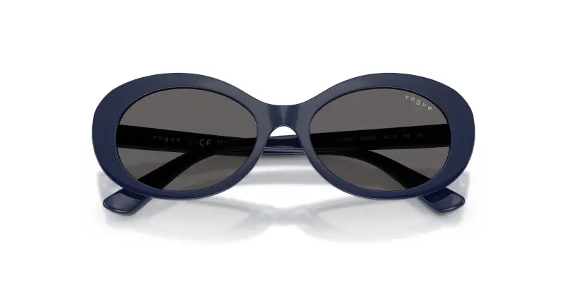 Bambino VOGUE EYEWEAR VJ2032 228887 Occhiali da sole Nylon Blu Grigio Rotonda Normale miniatura 2