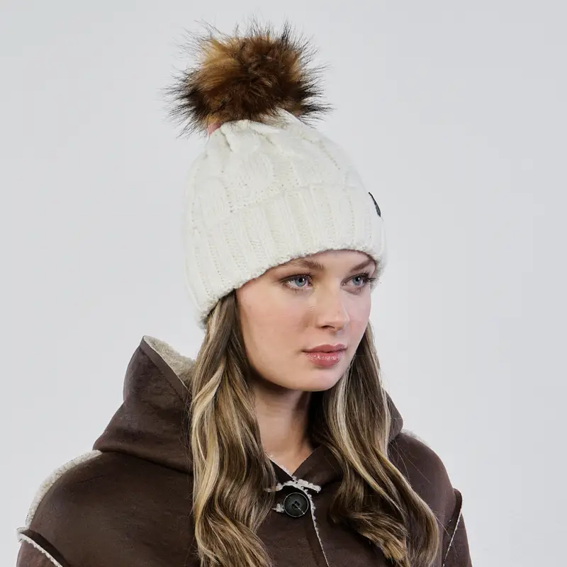 Berretto bianco con pon pon e risvolto
