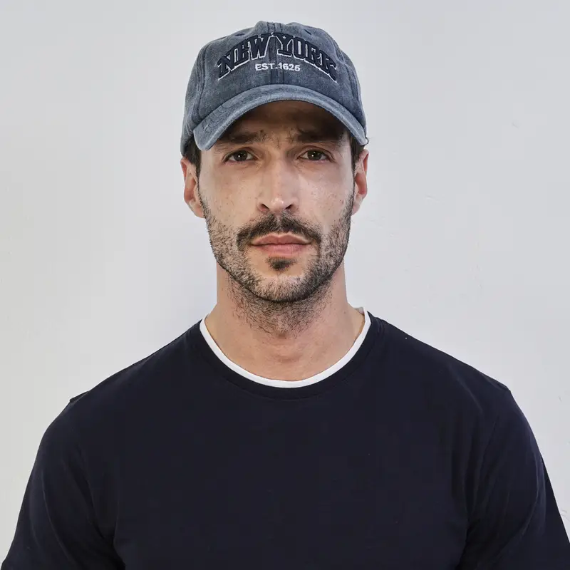 Cappellino blu da uomo con visiera e dettaglio scritta