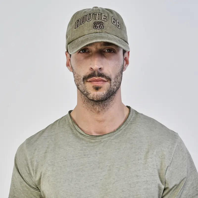 Cappellino verde da uomo con visiera e dettaglio scritta