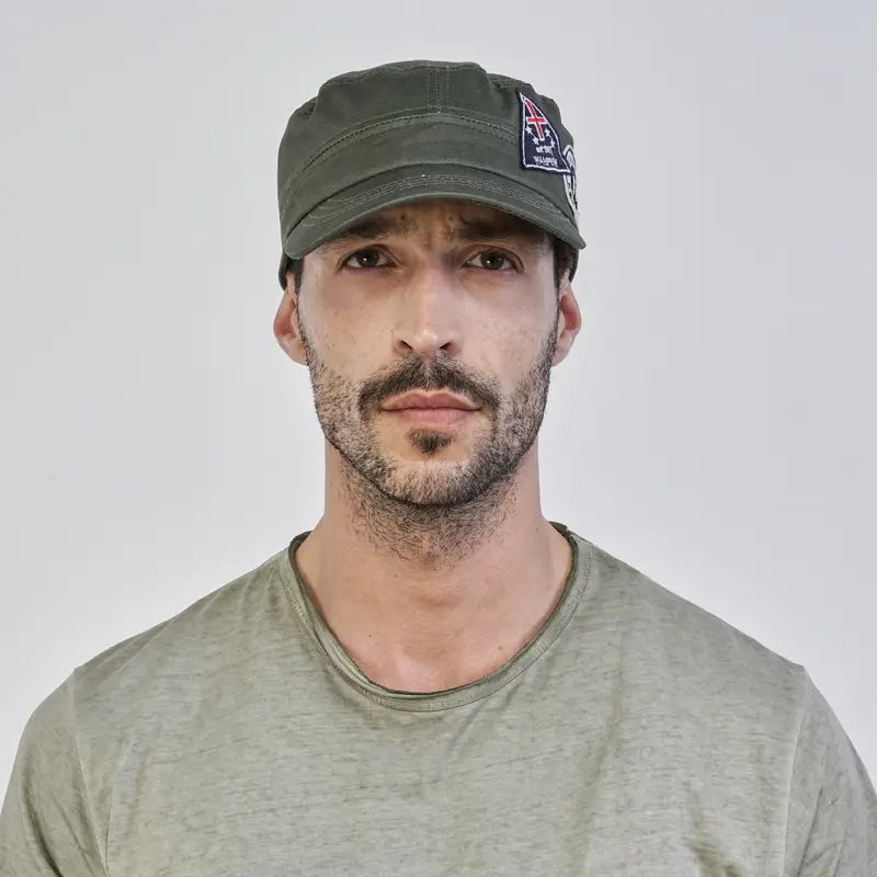 Cappellino verde da uomo con visiera e dettaglio stemma