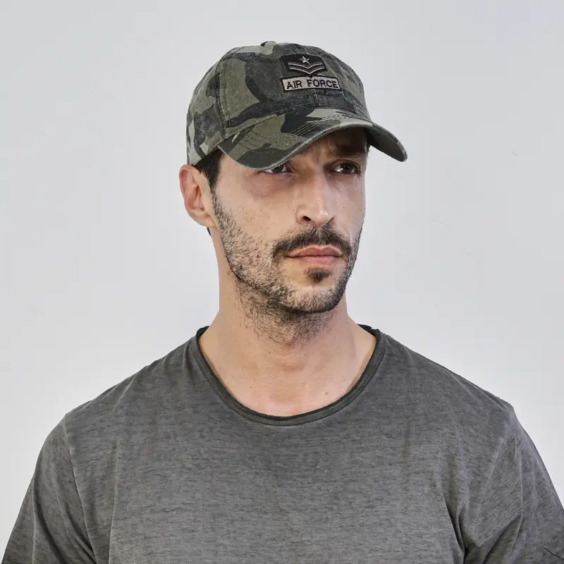 Cappellino verde da uomo con visiera in fantasia camouflage