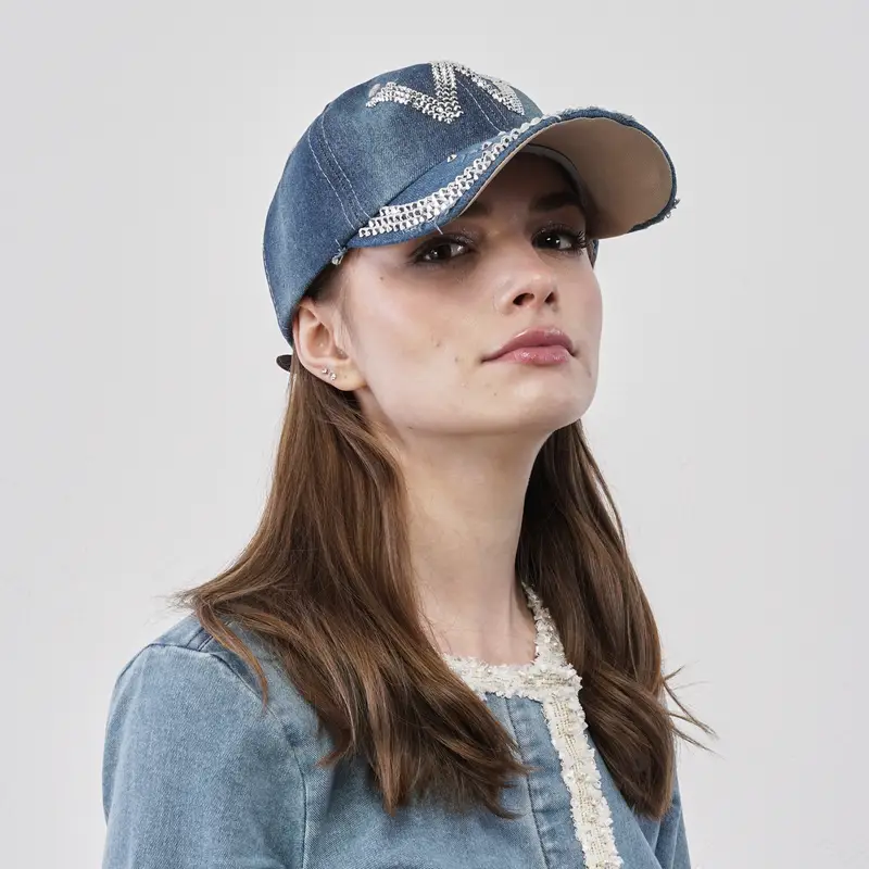 Cappello azzurro da donna in denim con strass