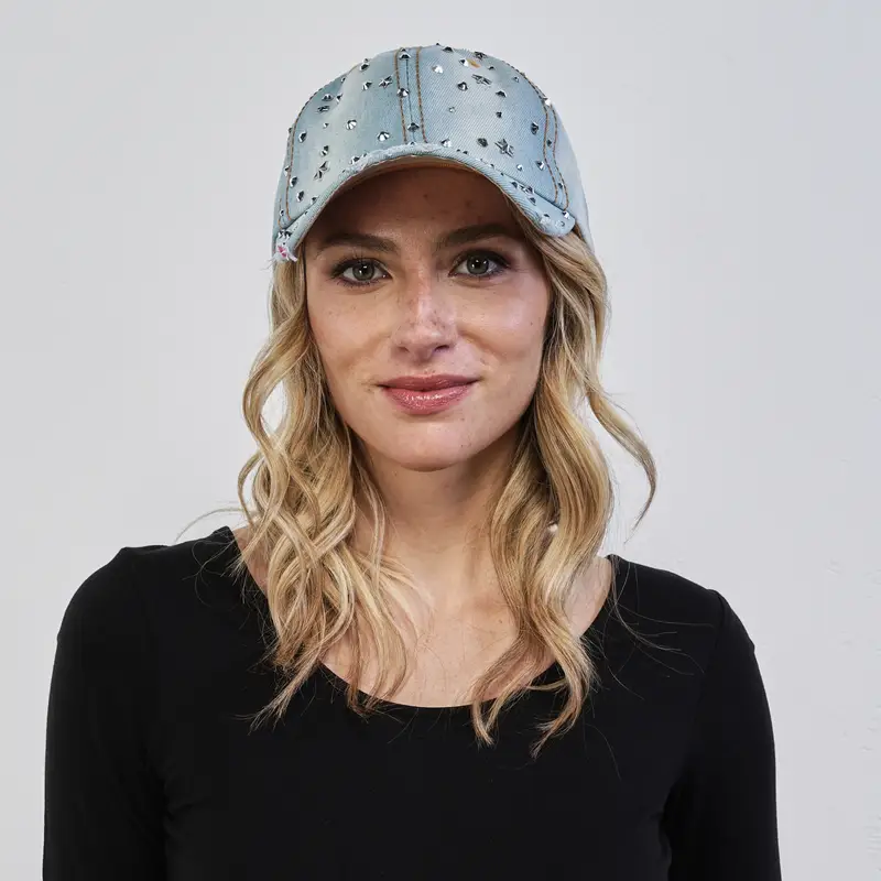 Cappello azzurro in denim con borchie a forma di stella