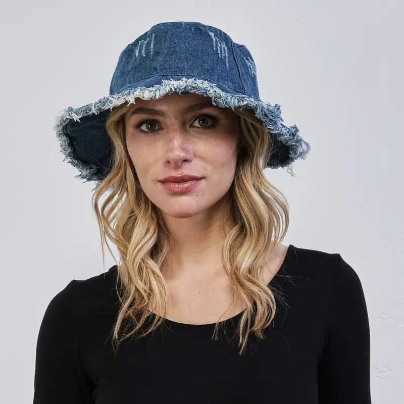 Cappello azzurro in denim con bordo sfrangiato