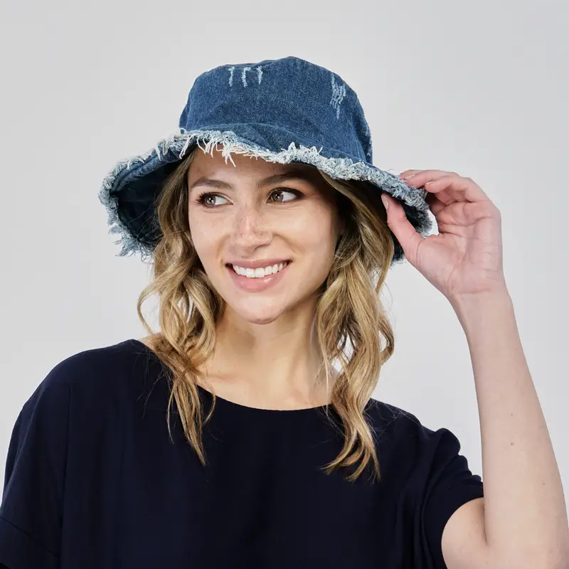 Cappello blu in denim con bordo sfrangiato