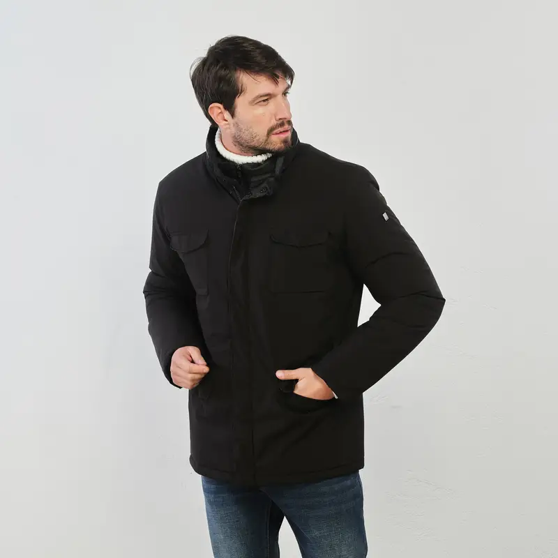 Giaccone nero liscio con tasche