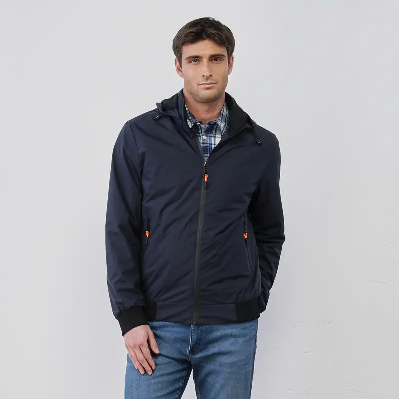 Giacca blu sportiva da uomo in tessuto tecnico con tasche e cappuccio