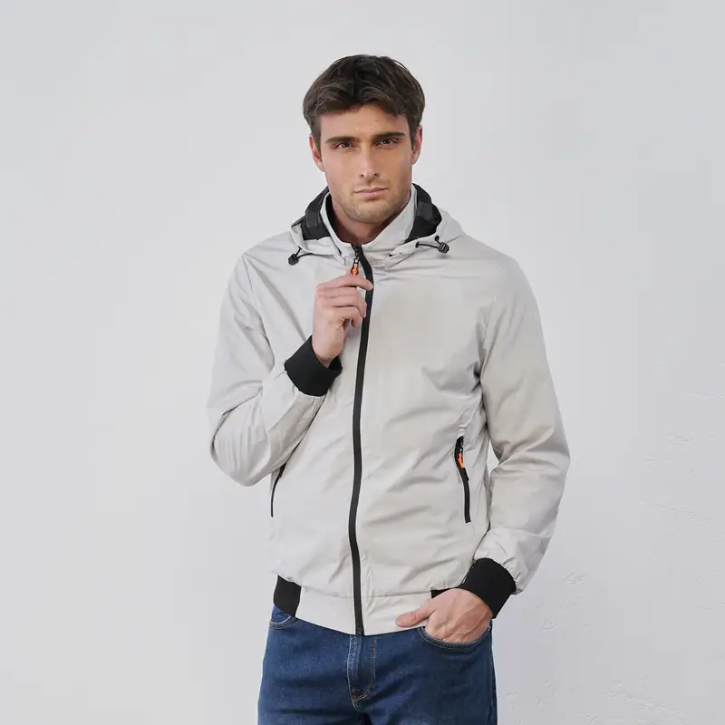 Giacca grigia sportiva da uomo in tessuto tecnico con tasche e cappuccio