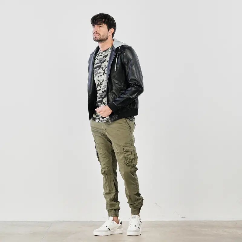 Giacca nera con zip e cappuccio in tessuto